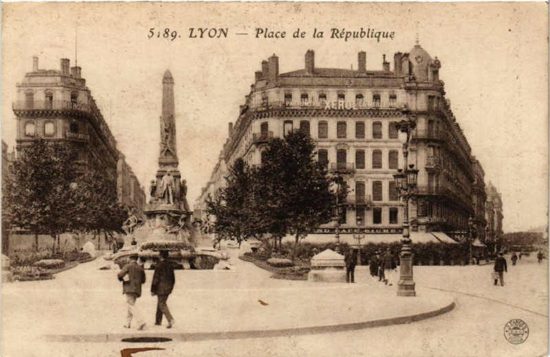 Carte postale ancienne Lyon Place de la Republique à Lyon