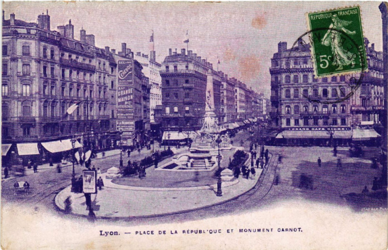 Carte postale ancienne Lyon Place de la Republique et Monument Carnot à Lyon