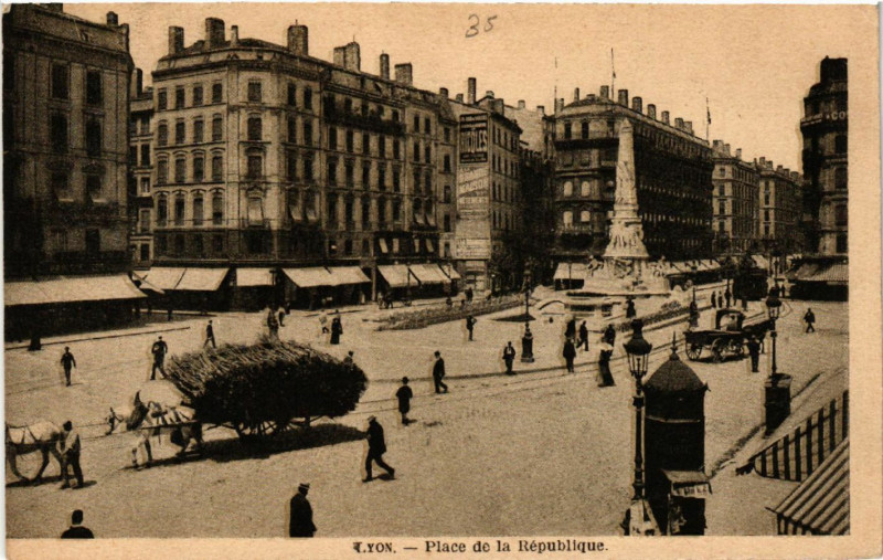 Carte postale ancienne Lyon Place de la Republique à Lyon