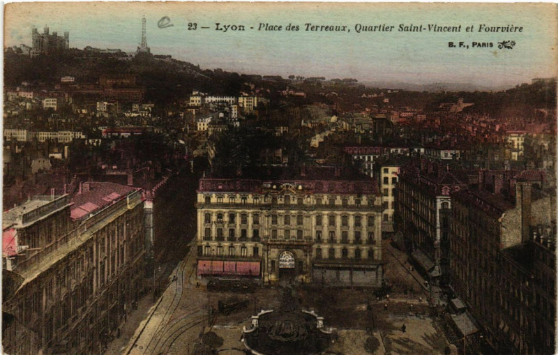 Carte postale ancienne Lyon Place des Terreaux Quartier Saint-Vincent et Fourviere à Lyon