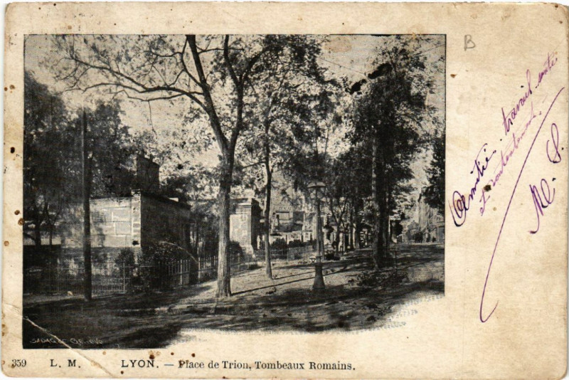 Carte postale ancienne Lyon Place de Tiron Tombeaux Romains à Lyon