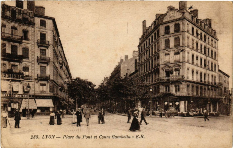 Carte postale ancienne Lyon Place du Pont et Cours Gambetta à Cours