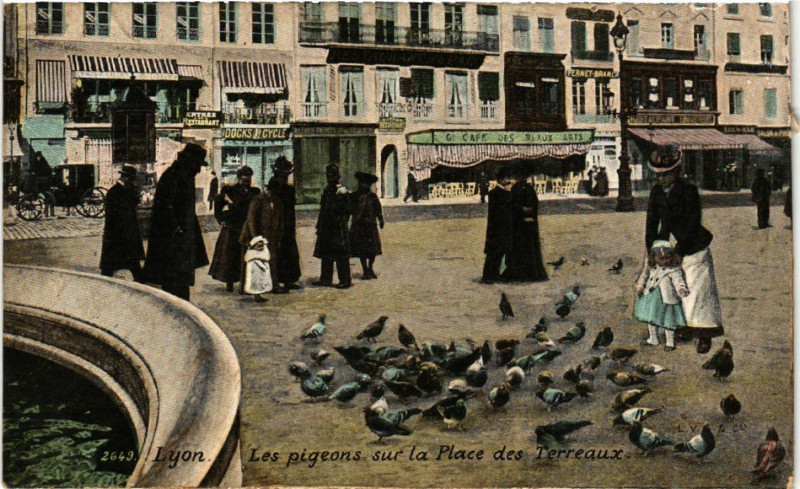 Carte postale ancienne Lyon Les pigeons sur la Place des Terreaux à Lyon