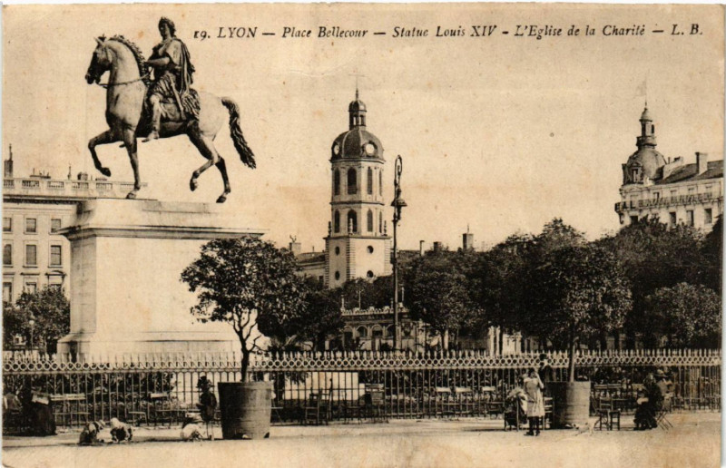 Carte postale ancienne Lyon Place Bellecour Statue Louis Xiv L'Eglise de la Charite à Lyon