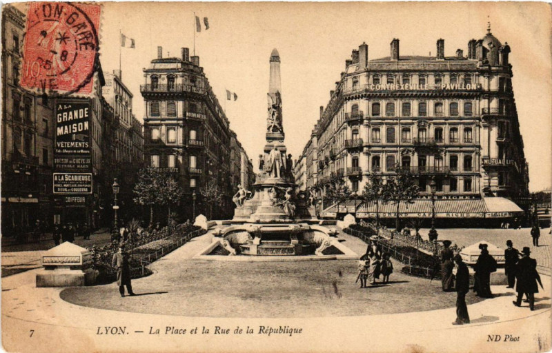 Carte postale ancienne Lyon La Place et la Rue de la Republique à Lyon