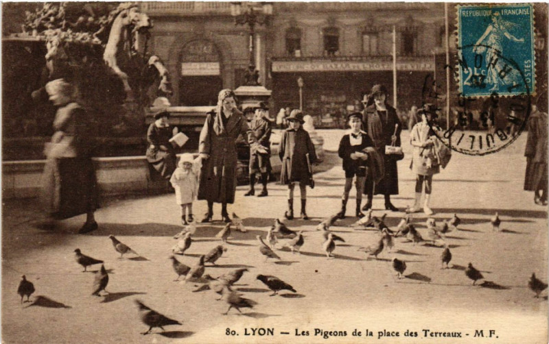 Carte postale ancienne Lyon Les pigeons de la place des Terreaux à Lyon