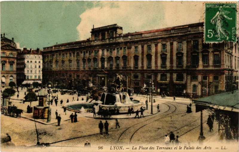 Carte postale ancienne Lyon La Place des Terreaux et le Palais des Arts à Lyon
