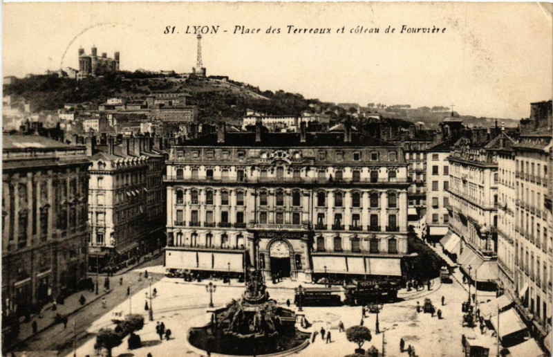 Carte postale ancienne Lyon Place des Terreaux et Coteau de FOURVIEREs à Lyon