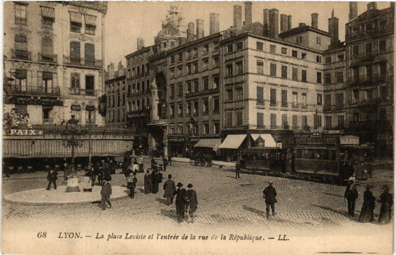 Carte postale ancienne Lyon Place Leviste et l'entrée de la Rue de la Republieu à Lyon