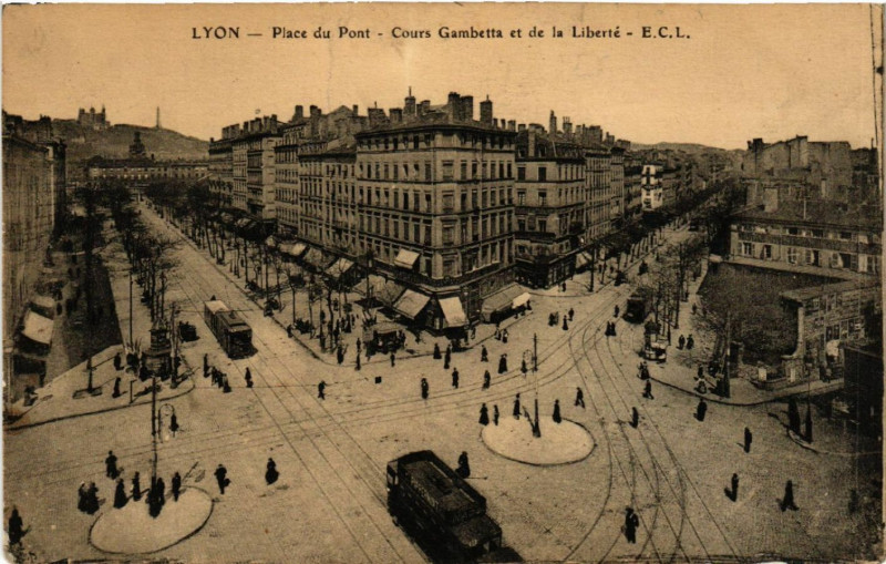 Carte postale ancienne Lyon Place du Pont Cours Gamabetta et de la Liberte à Cours