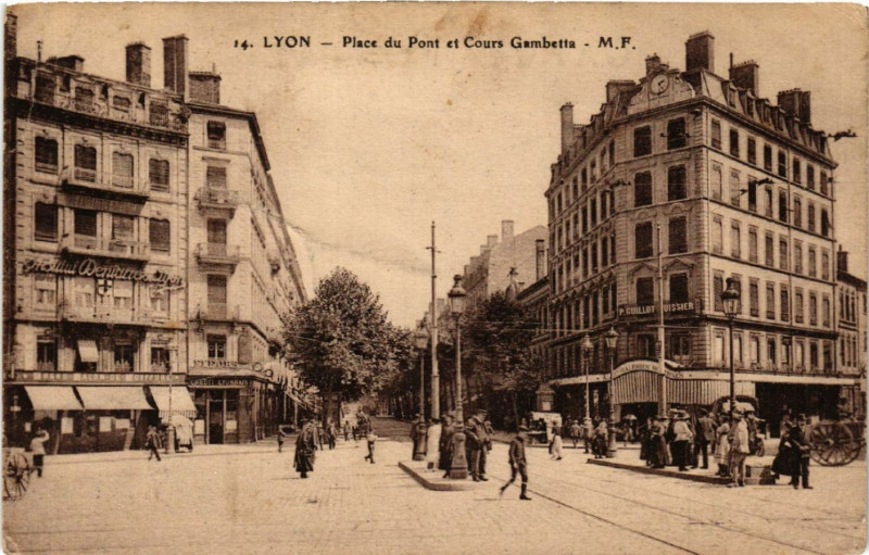 Carte postale ancienne Lyon Place du Pont et Cours Gambetta à Cours
