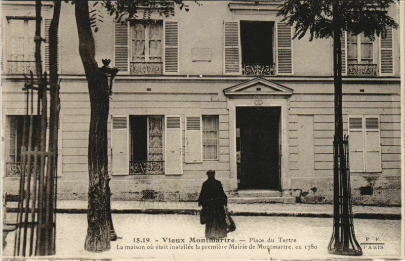 Carte postale ancienne Place Tertre - La maison où était installée la première Mairie de Montmartre à Paris 18e