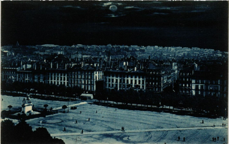 Carte postale ancienne Lyon la Nuit Place Bellecour à Lyon