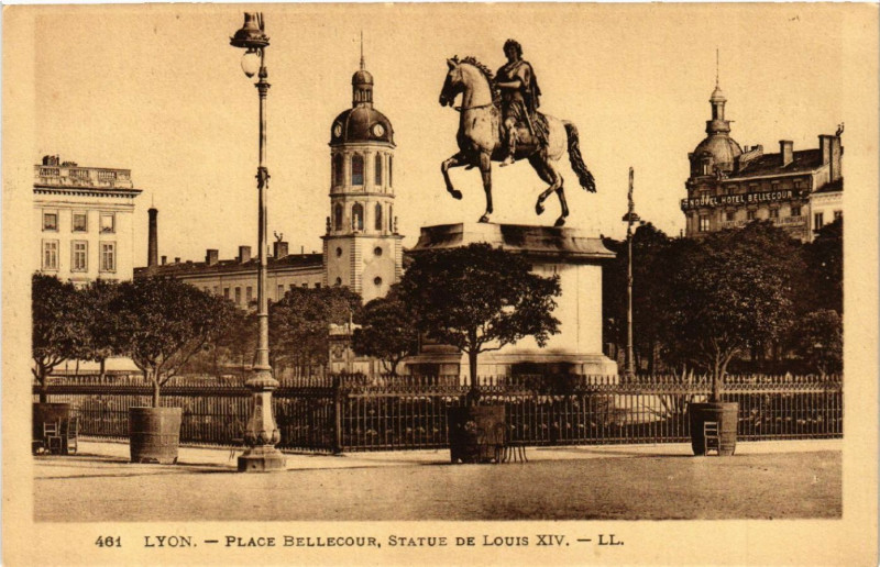 Carte postale ancienne Lyon Place Bellecour Statue e Louis Xiv à Lyon