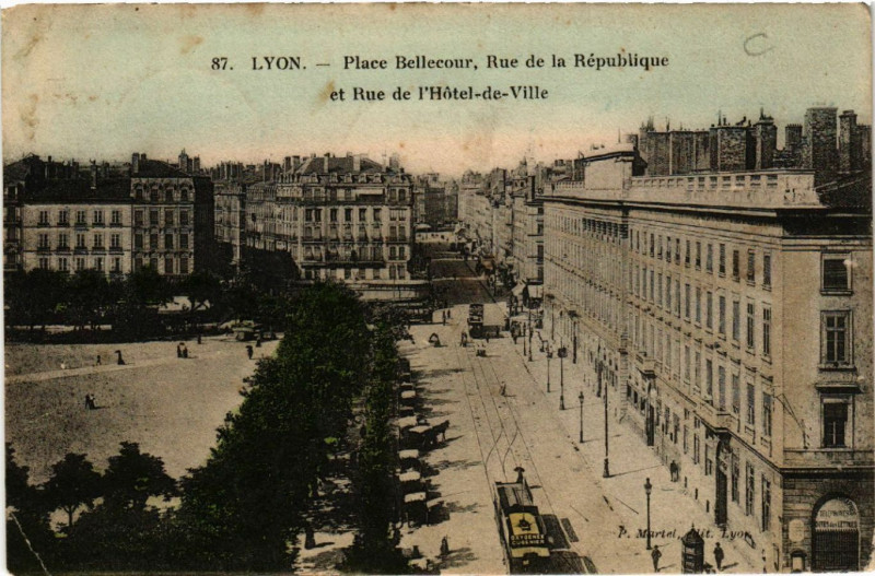 Carte postale ancienne Lyon Place Bellecour Rue de la Republique rue de l'Hotel de Ville à Lyon