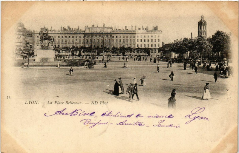 Carte postale ancienne Lyon La Place Bellecour à Lyon