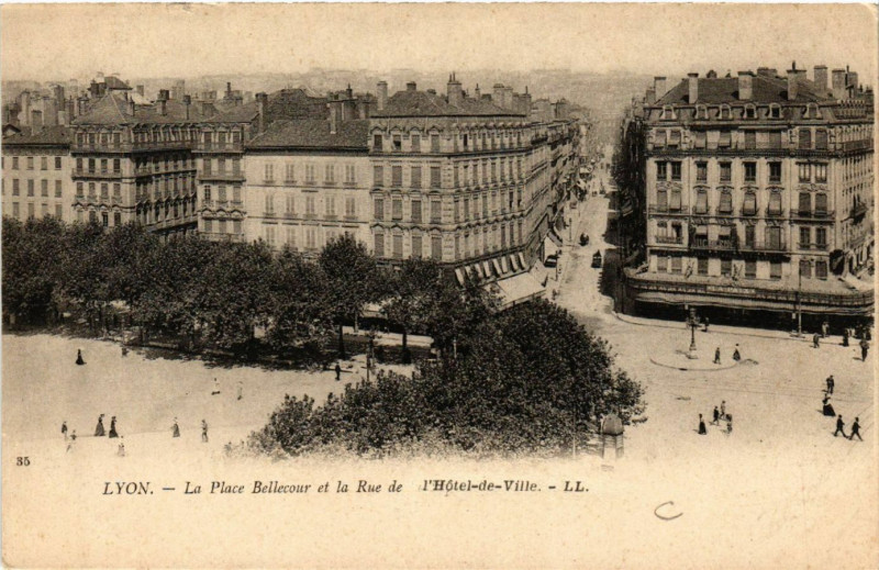Carte postale ancienne Lyon La Place Bellecour et la Rue de l'Hotel de Ville à Lyon