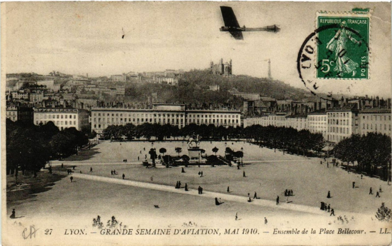 Carte postale ancienne Lyon Grande Semaine d'Aviation 1910 Ensemble la Place Bellecour à Lyon