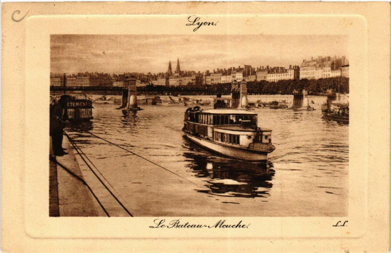 Carte postale ancienne Lyon Le Bateau-Mouche à Lyon