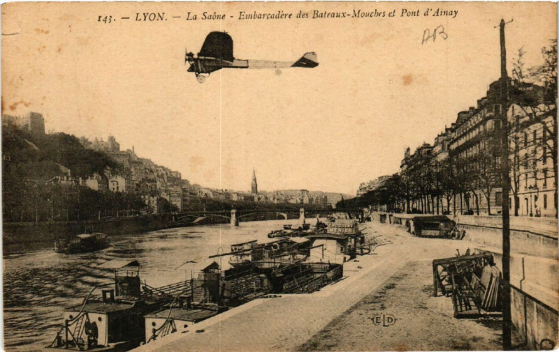 Carte postale ancienne Lyon La Saone Embarcadere des Bateau-Mouches et Pont d'Ainay à Lyon