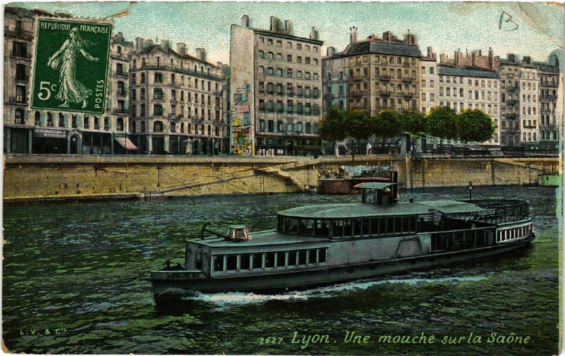 Carte postale ancienne Lyon Une Mouche sur la Saone à Lyon