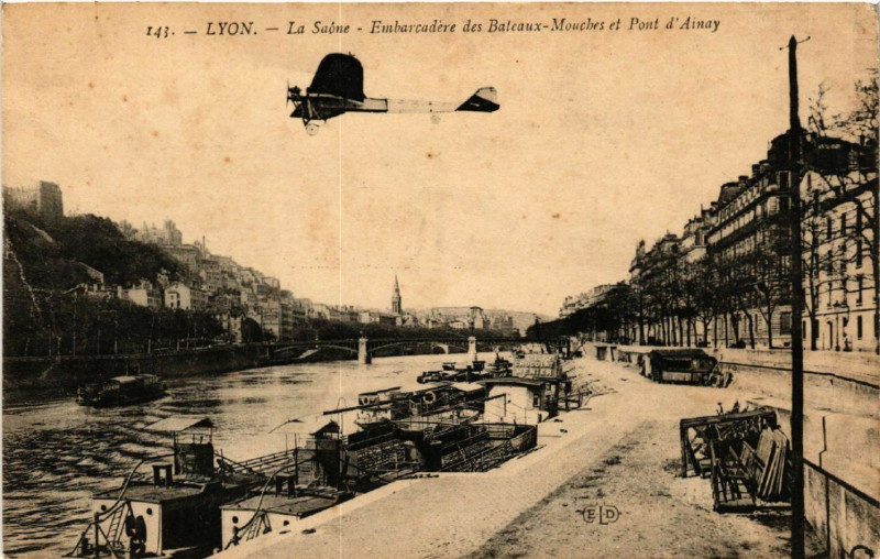 Carte postale ancienne Lyon La Saone Embarcadere des Bateau-Mouches et Pont d'Ainay à Lyon