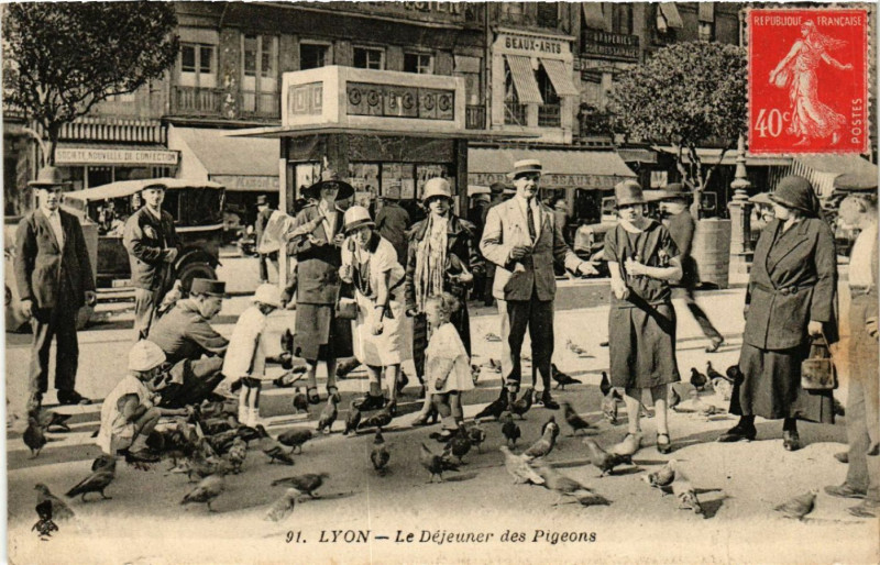 Carte postale ancienne Lyon Le Dejeuner des Pigeons à Lyon