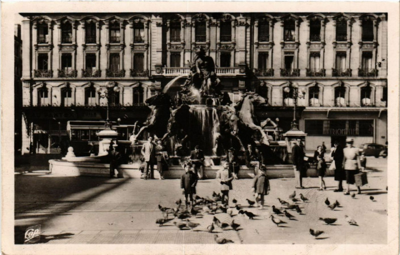 Carte postale ancienne Lyon La Fontaine Bartholdi et les Pigeons de la Place des Terreaux à Lyon