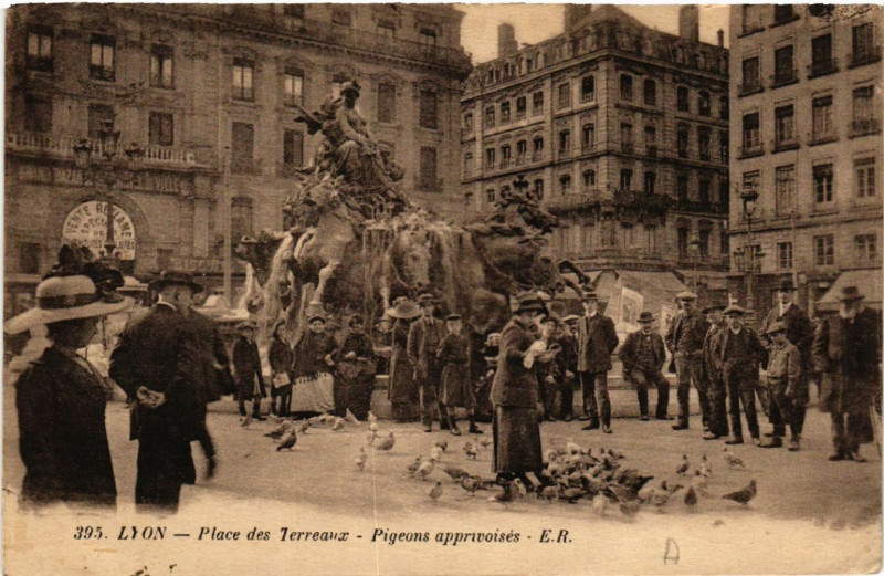 Carte postale ancienne Lyon Place des Terreaux Pigeons apprivoises à Lyon