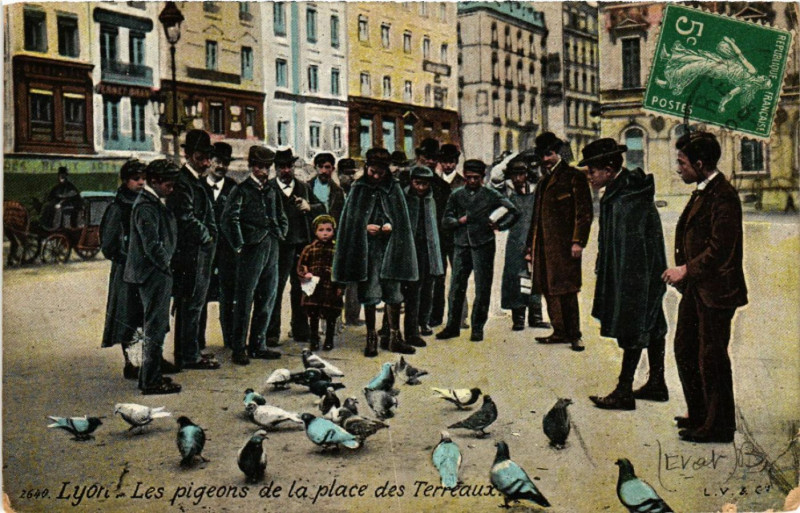 Carte postale ancienne Lyon Les pigeons de la place des Terreaux à Lyon