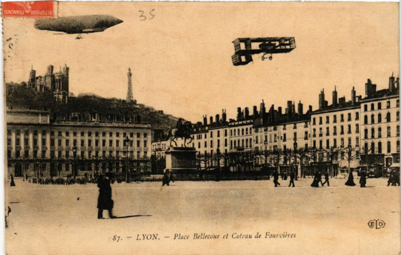 Carte postale ancienne Lyon Place Bellecour et Coteau de FOURVIEREs à Lyon