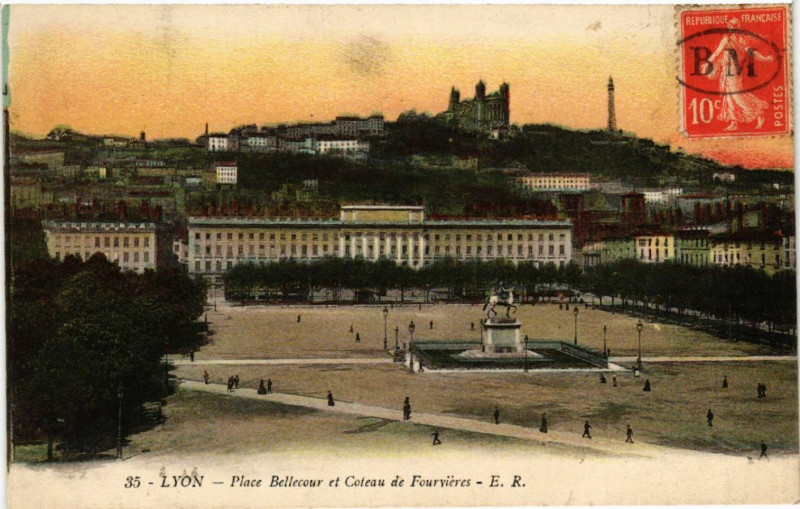 Carte postale ancienne Lyon Place Bellecour et Coteau de FOURVIEREs à Lyon