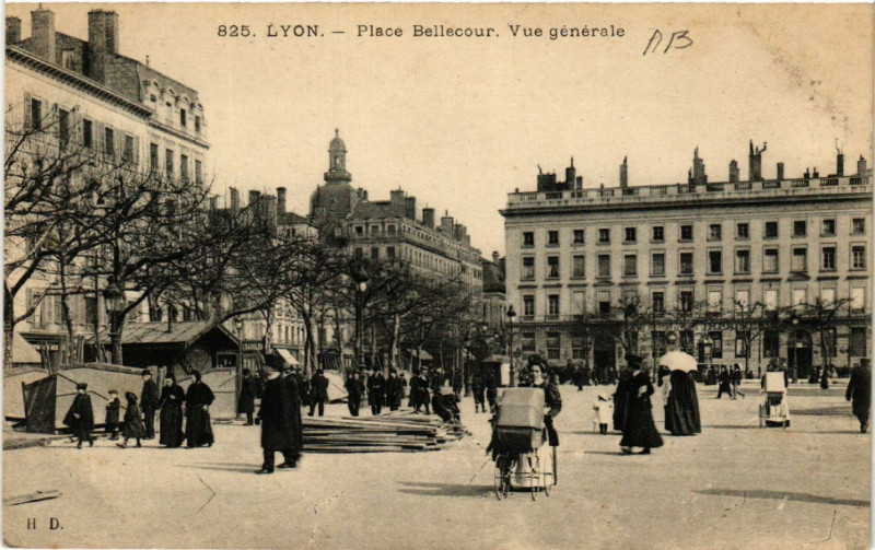 Carte postale ancienne Lyon Place Bellecour vue générale à Lyon