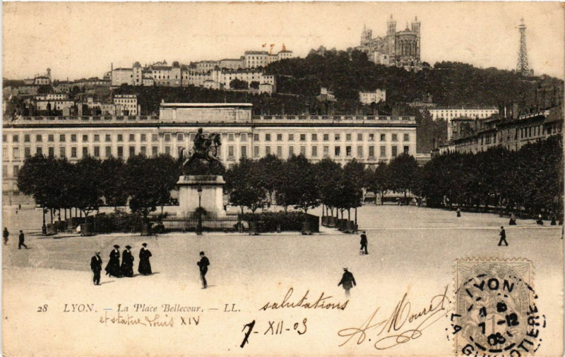 Carte postale ancienne Lyon La Place Bellecour à Lyon
