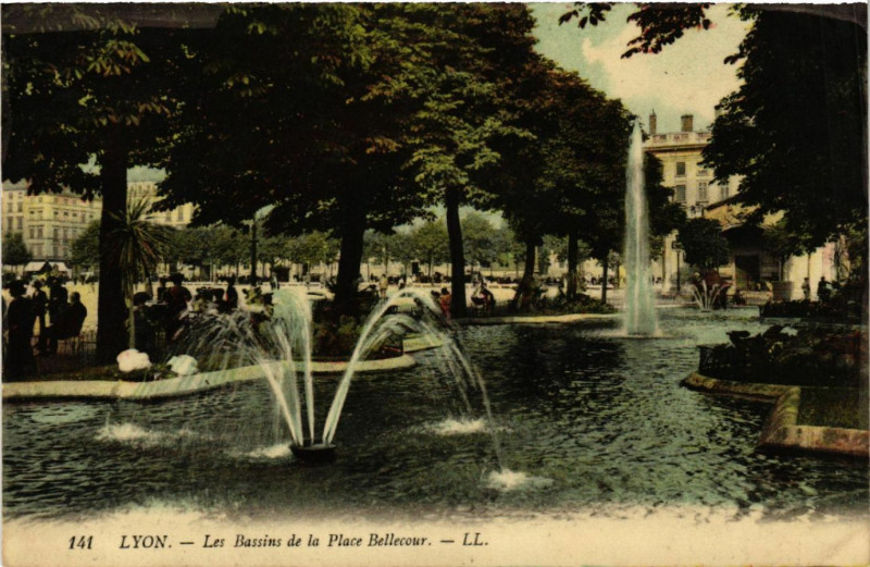 Carte postale ancienne Lyon Les Bassins de la Place Bellecour à Lyon