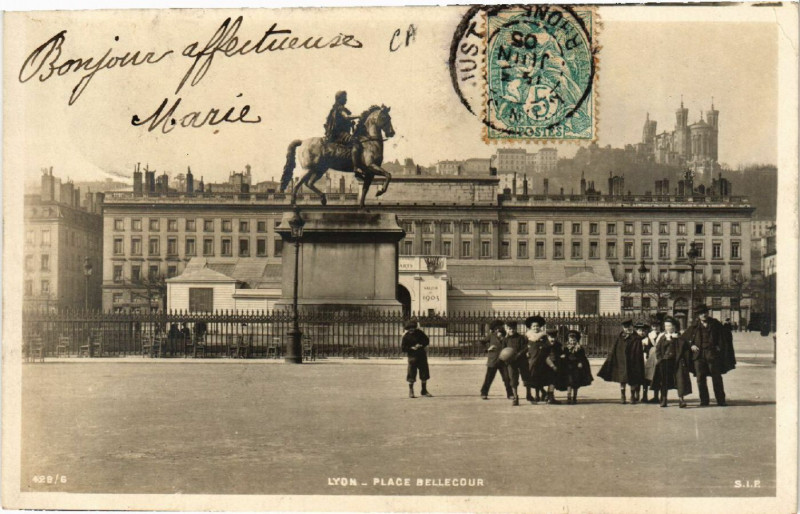 Carte postale ancienne Lyon Place Bellecour à Lyon