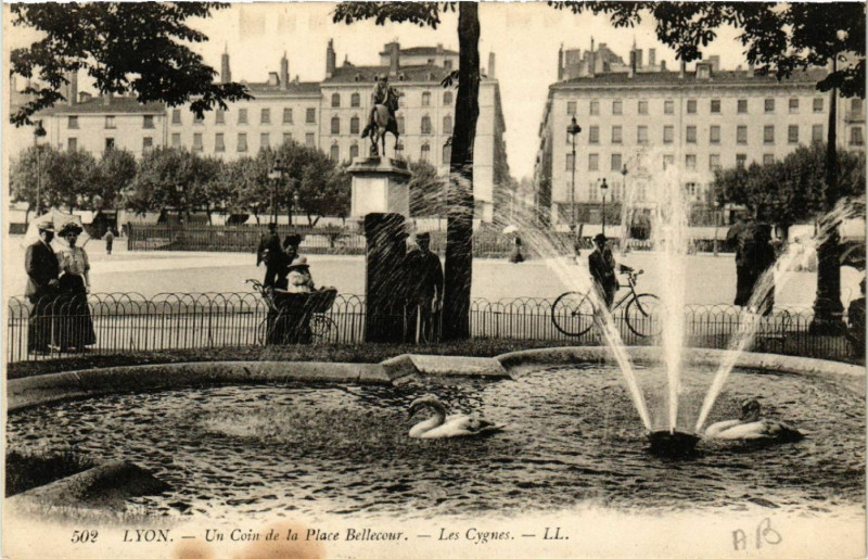 Carte postale ancienne Lyon Un coin de la Place Bellecour - Les Cygnes à Lyon