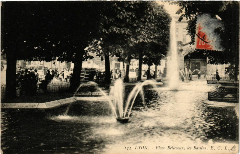 Carte postale ancienne Lyon Place Bellecour les Bassins à Lyon