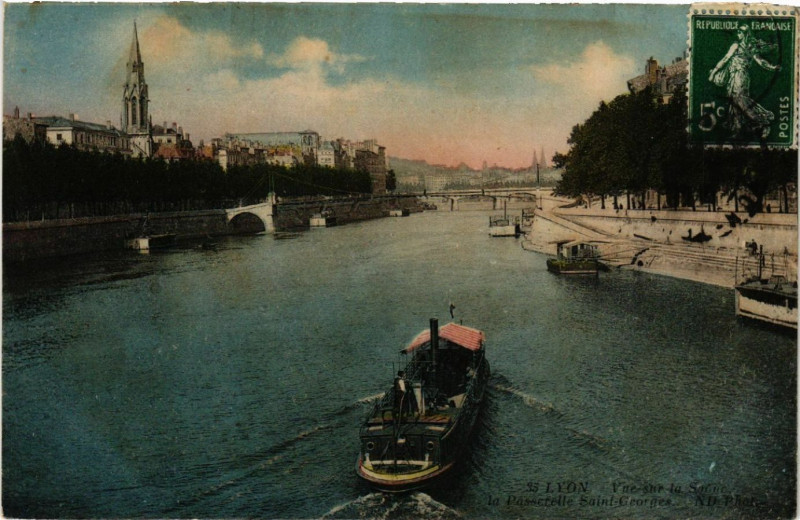 Carte postale ancienne Lyon Vue sur la Saone la Passerelle Saint-Georges à Lyon