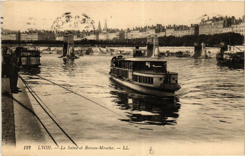 Carte postale ancienne Lyon La Saone et Bateau-Mouche à Lyon