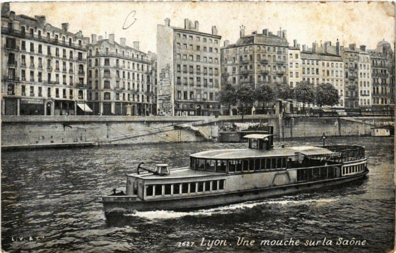 Carte postale ancienne Lyon Une Mouche sur la Saone à Lyon