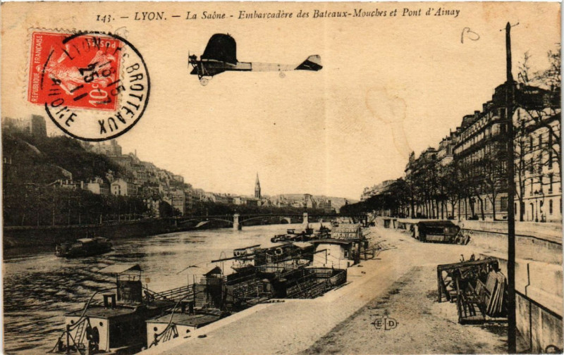 Carte postale ancienne Lyon La Saone Embarcadere des Bateau-Mouches et Pont d'Ainay à Lyon