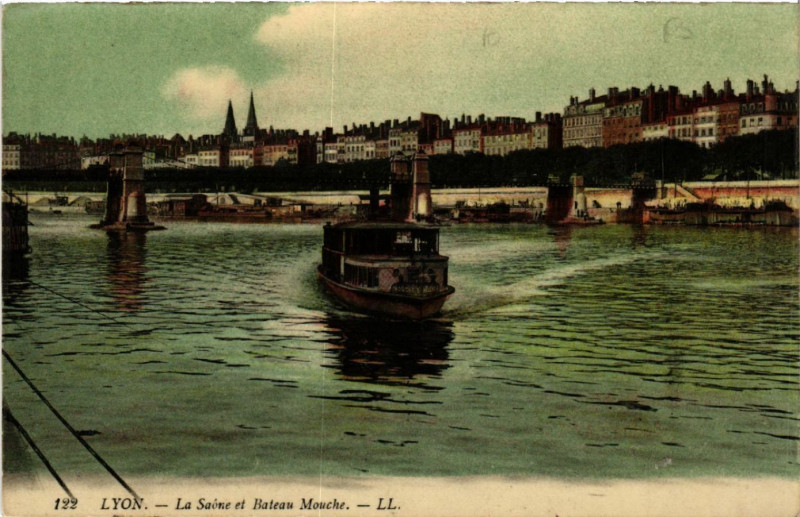 Carte postale ancienne Lyon La Saone et Bateau-Mouche à Lyon