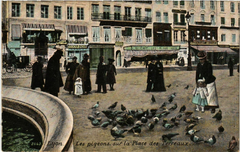 Carte postale ancienne Lyon Les pigeons sur la Place des Terreaux à Lyon