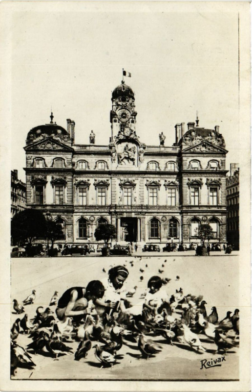 Carte postale ancienne Lyon Les Pigeons familiers de la Place des Terreaux à Lyon