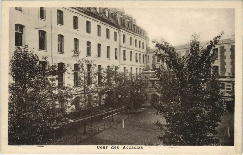 Carte postale ancienne Paris 5e 21, rue Descartes cour des Accacias à Paris 5e