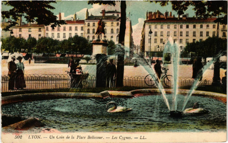 Carte postale ancienne Lyon Un coin de la Place Bellecour - Les Cygnes à Lyon