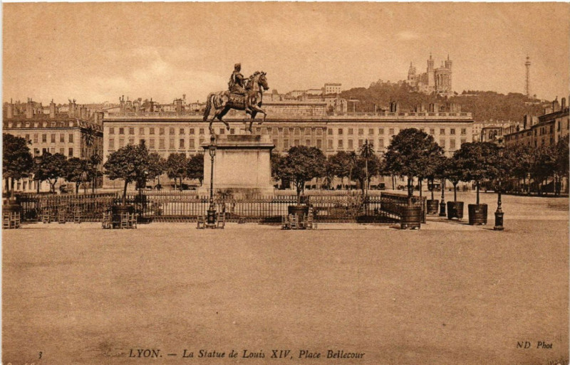 Carte postale ancienne Lyon La Statue de Louis Xiv Place Bellecour à Lyon