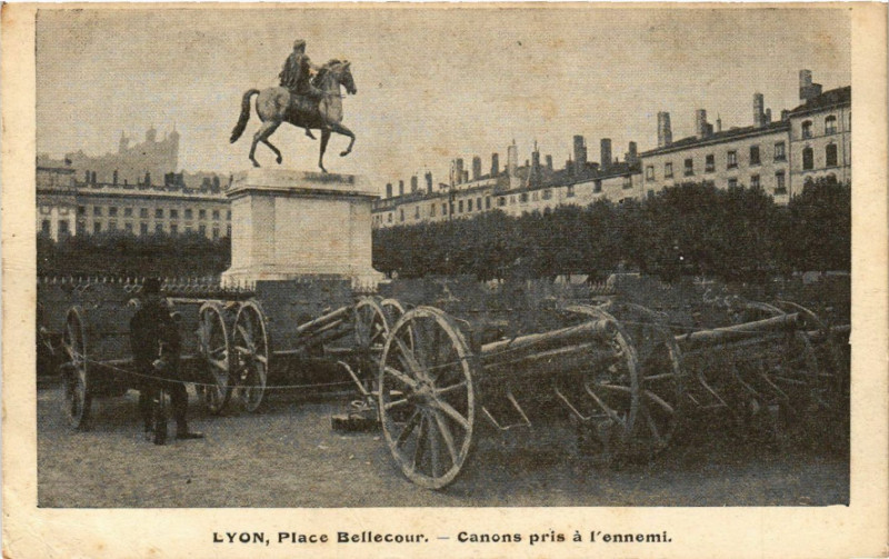 Carte postale ancienne Lyon Place Bellecour Canons pris a l'ennei à Lyon