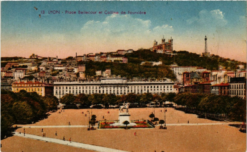 Carte postale ancienne Lyon Place Bellecour et Colline de Fourviere à Lyon